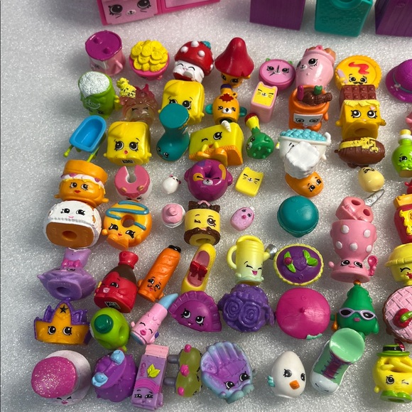 Shopkins Lot & Accessories (160 Shopkins) - Picture 4 of 7